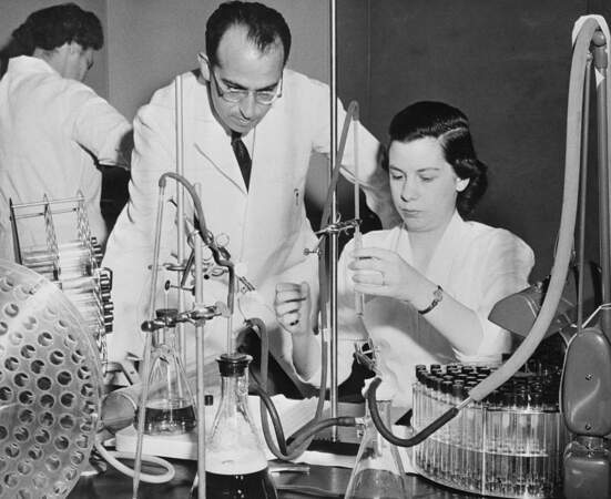 1955: Jonas Salk met au point le premier vaccin contre la poliomyélite