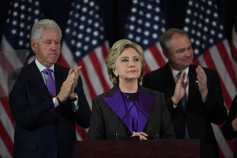 Hillary Clinton face à la résurgence de l’affaire des e-mails.