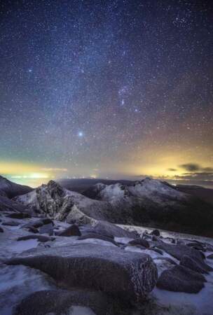 Nuit étoilée au-dessus de Caisteal Abhail, une montagne sur l'île d'Arran en Ecosse