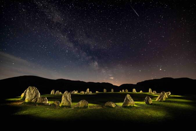 Le cromlech de Castlerigg sous le ciel étoilé dans le comté de Cumbria au nord-ouest de l'Angleterre
