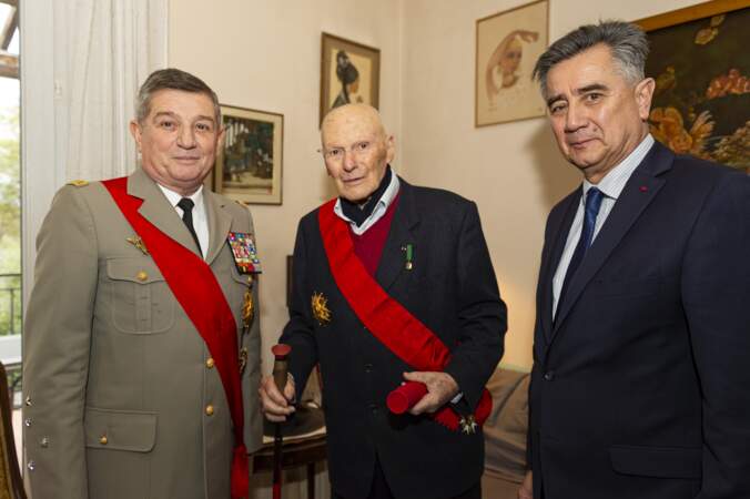 Remise de la Légion d'Honneur par le Général Puga à Pierre Simonet