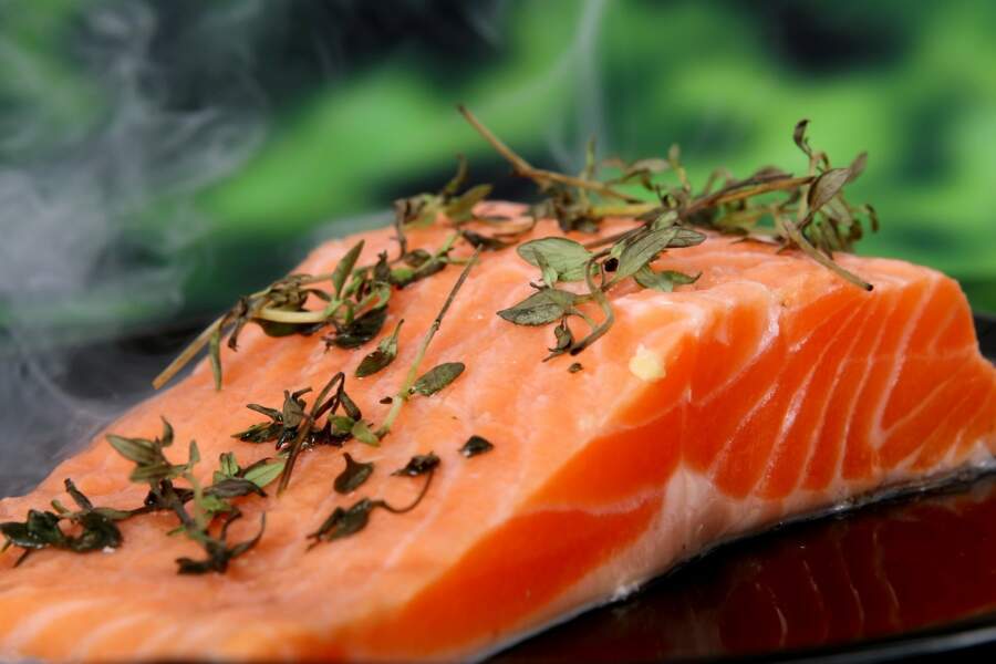 Des aliments riches en vitamine D comme le saumon...