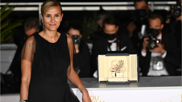 VOICI : Cannes 2021 : Qui est Julia Ducournau, la ...