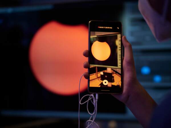 Une projection montre l'éclipse solaire sur l'esplanade du Planétarium de Pampelune