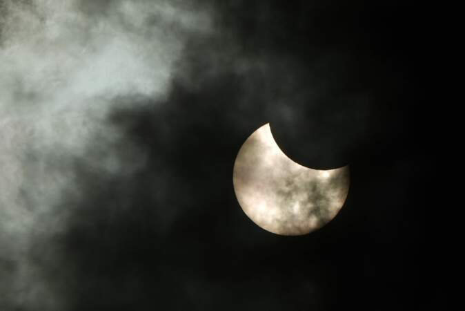 A Saint-Petersbourg, le ciel était voilé mais ça n'a pas empêcher d'observer l'éclipse