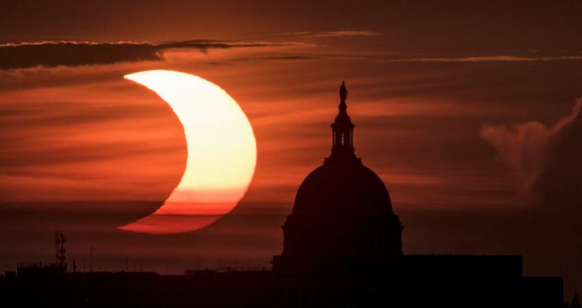 Le soleil devient un anneau de feu à Arlington en Virginie, Etats-Unis. 