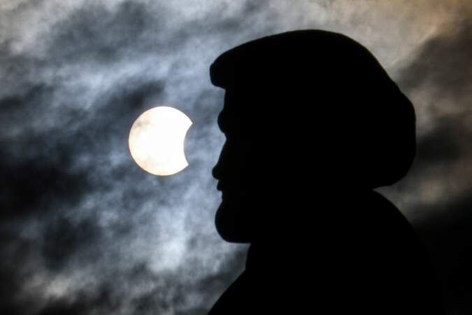 L'éclipse solaire partielle au-dessus de la statue d'Andrei Dubensky, fondateur de la ville de Krasnoïarsk.