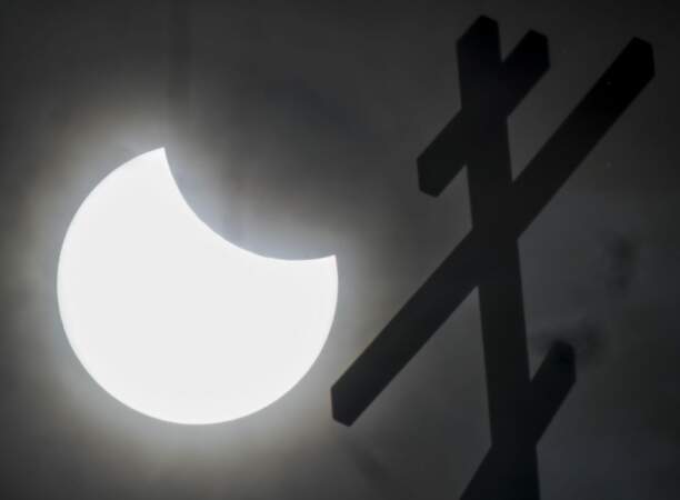 Le Soleil est croqué par la Lune à Ivanovo, en Russie 
