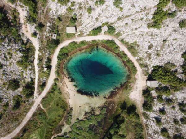 Le trou bleu de Cetina, une source abyssale