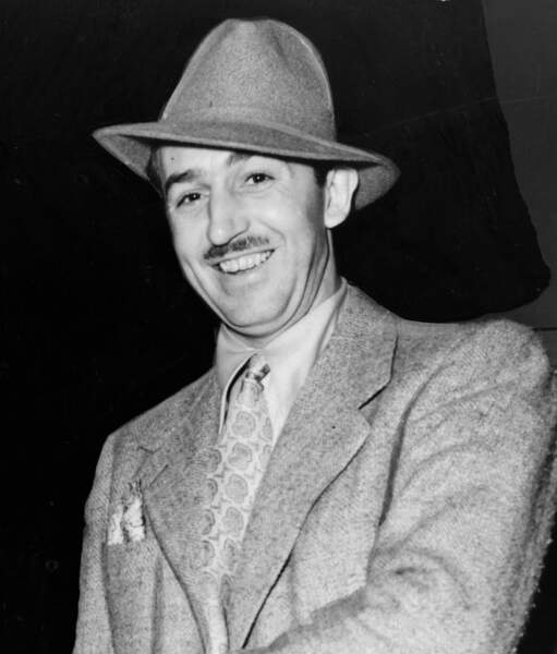 6/ Il interdit barbe et moustache à ses employés