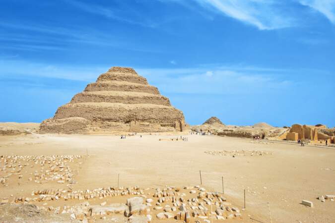 Quand a débuté la construction des pyramides ?
