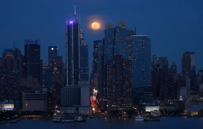 La Lune illumine l'Empire State Building, à New York. 