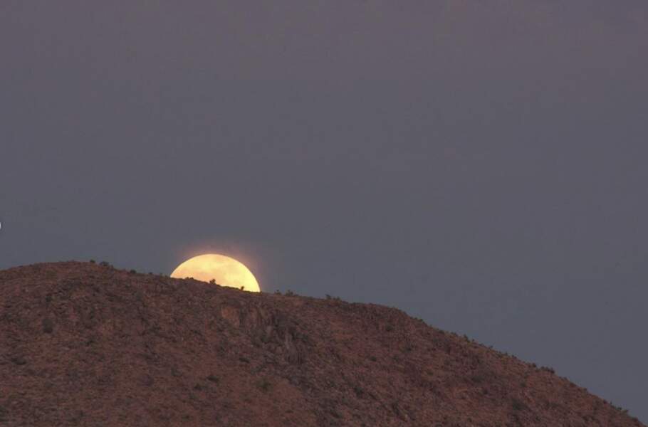 La Lune se lève derrière les montagnes de Joshua Tree. 