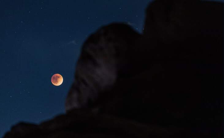 La Lune rouge illumine les montagnes