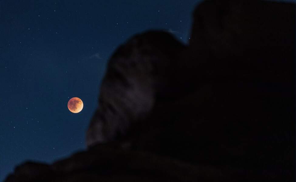 La Lune rouge illumine les montagnes