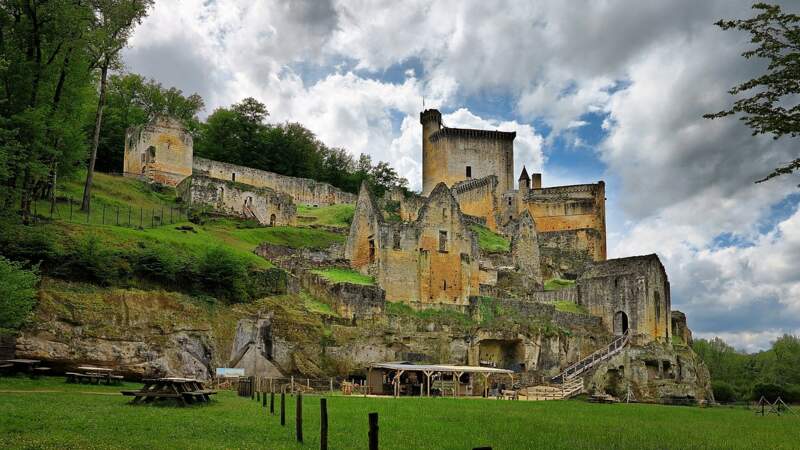Dordogne : le château de Commarque, triste cheval fantôme… (1/2)