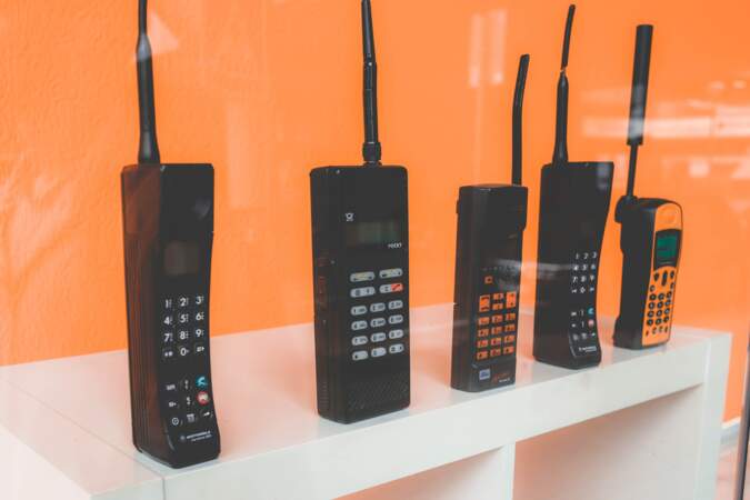 Le téléphone mobile et son ancêtre, le Motorola DynaTAC 8000