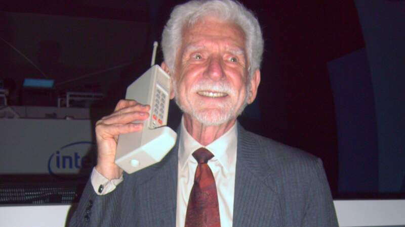 Le téléphone mobile et son ancêtre, le Motorola DynaTAC 8000