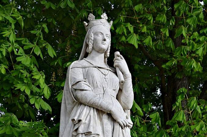 Qui était Bathilde, la femme de Clovis II, avant de devenir reine de Neustrie en 649 ?