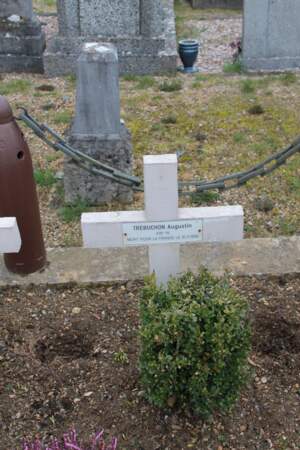 7/ La sépulture d'Augstin Trébuchon à Vrigne-Meuse (08)