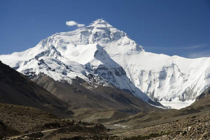 1/ L'Everest, 8.849 m, entre la Chine et le Népal