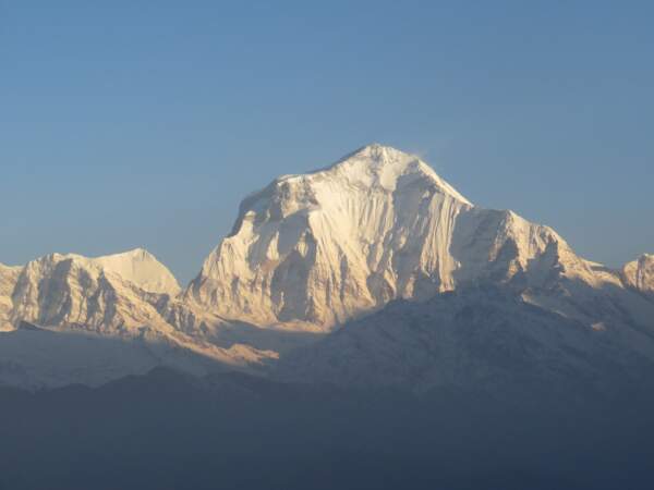 Vue du Dhaulagiri depuis Poon Hill, station de montagne au Népal