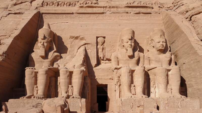 Le pharaon, successeur et incarnation du dieu faucon Horus