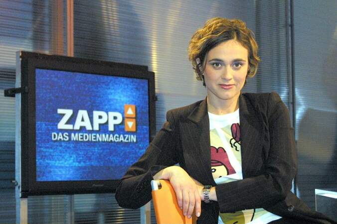 2003 - 2005: Bis zur ihrer Elternzeit moderiert sie das Medienmagazin Zapp