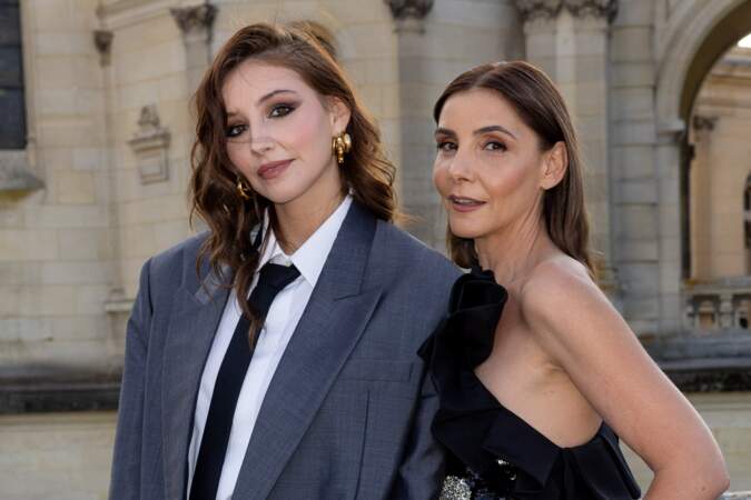 Clotilde Courau et sa fille Vittoria de Savoie à Paris en 2023 pour le défilé Valentino. 