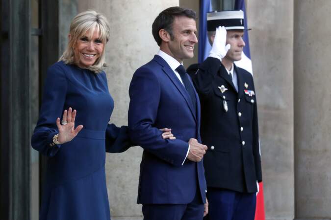La première dame Brigitte Macron dans une tenue assortie au costume de son mari pour recevoir  le Premier ministre de la République de l'Inde Narendra Modi, au palais présidentiel de l'Elysée à Paris