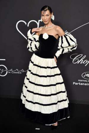 Bella Hadid en robe bicolore Chanel 
