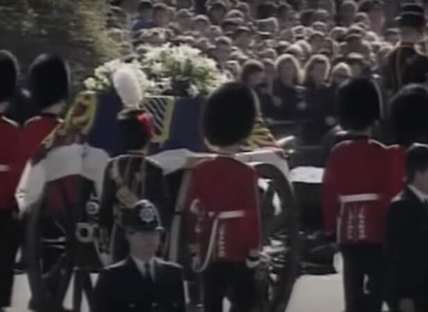Environ 40% de la population mondiale a assisté aux funérailles de Lady Di (derrière son écran)