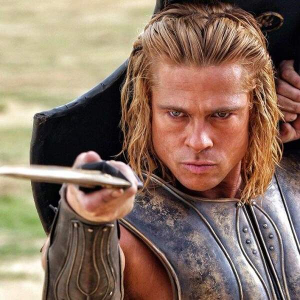 Brad Pitt amasse les armes médiévales