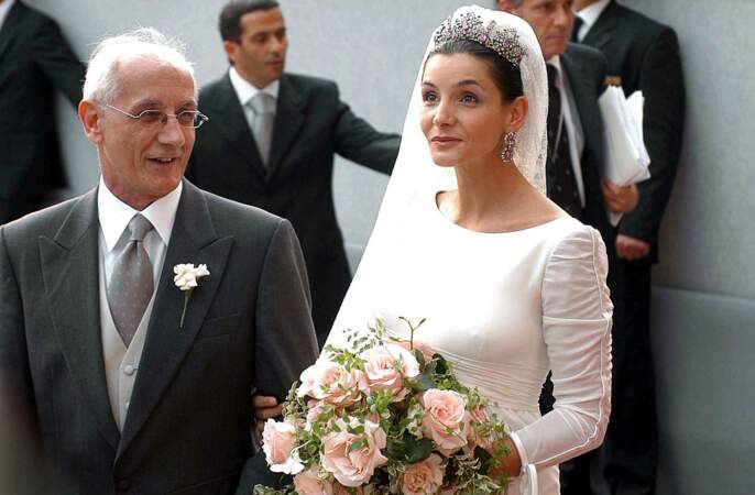 Clotilde Courau au côté de son père lors de son mariage avec Emmanuel-Philibert de Savoie en 2003.