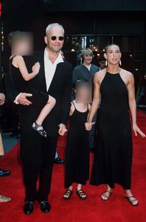 1996 : Les deux stars posent aux côtés de leurs filles.