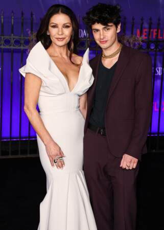 2022 : Catherine Zeta-Jones et son fils Dylan à l'avant-première de la série "Mercredi", Hollywood