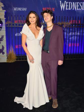 2022 : Catherine Zeta-Jones et son fils Dylan à l'avant-première de la série "Mercredi", Hollywood