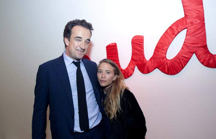 Côté vie privée, Mary-Kate Olsen épouse le demi-frère de Nicolas Sarkozy, Olivier Sarkozy, de 17 ans son aîné, le 27 novembre 2015 à New York.