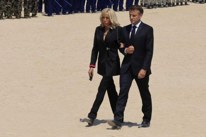 Brigitte et Emmanuel Macron lors de l'hommage national à Léon Gautier, vétéran du débarquement en Normandie