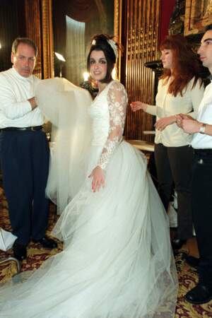 En robe de mariée, pour le défilé Torrente, 2002