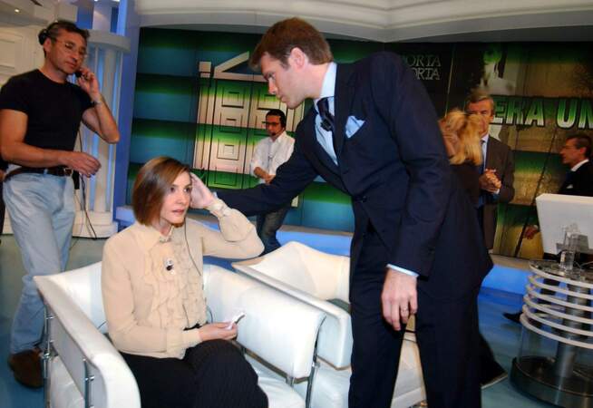 Clotilde Courau et Emmanuel-Philibert sur le plateau de l'émission italienne "Porta a porta" (Rai 1), en 2004. 