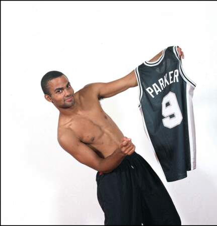 Alors, Tony Parker s’accroche à son rêve. Après des débuts professionnels à Paris, il intègre la prestigieuse équipe des Spurs de San Antonio en 2001.