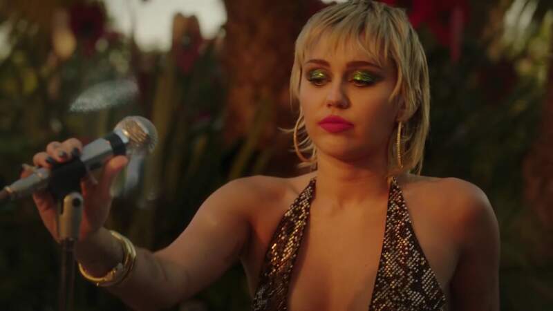 Aujourd’hui, à 30 ans, Miley Cyrus garde encore des séquelles de son enfance sous le feu des projecteurs…