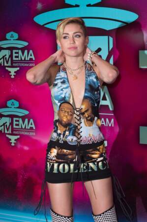Malgré les critiques, Miley Cyrus enchaine les performances scandaleuses lors de ses tournées, si bien qu’en 2014, son concert en République dominicaine est annulé pour cause d’"actes qui vont contre la morale".