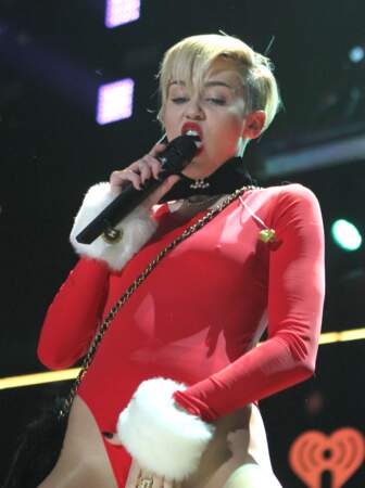 Et la situation prend de l’ampleur. En août 2013, Miley Cyrus s’attire les foudres du public après une performance déjantée au côté de Robin Thicke lors des Video Music Awards.