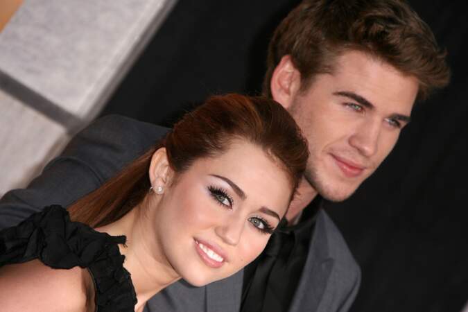 Côté cœur, Miley Cyrus tombe amoureuse de Liam Hemsworth à qui elle donne la réplique dans le film "The Last Song". Nous sommes en 2010, et c’est le début d’une histoire d’amour agitée.