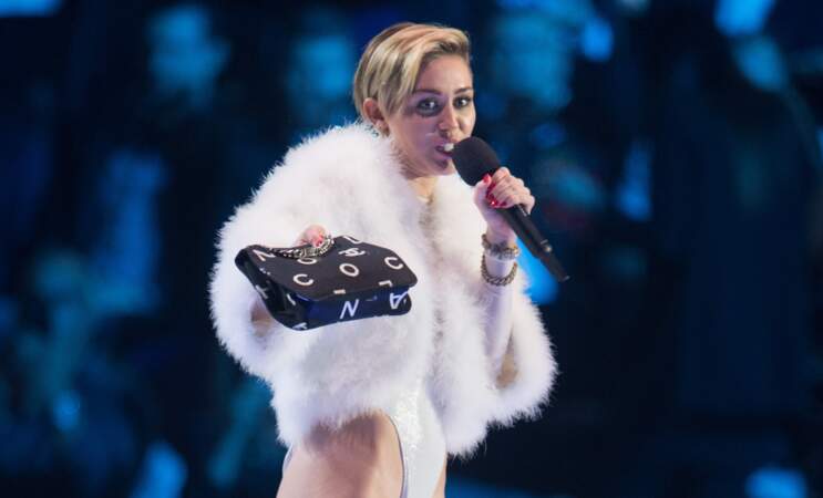 En 2013, alors séparée de Liam Hemsworth, Miley Cyrus opère un changement radical. Nouvelle coupe de cheveux, nouveau look, elle choque à nouveau les puritains dans le clip de son titre "Wrecking Ball".