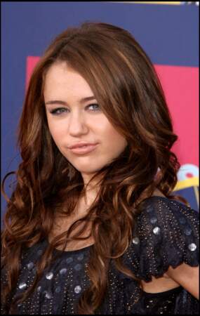 Mais au fil du temps, l’image lisse d’une adolescente candide s’écorne. Miley Cyrus veut s’en défaire, quitte à choquer.