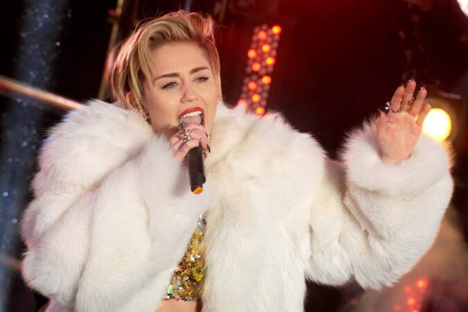 Sur scène, les fans s’inquiètent : Miley Cyrus sanglote lorsqu’il lui faut chanter les paroles de ce titre sur une séparation douloureuse. La santé mentale de la chanteuse est au centre des préoccupations. 