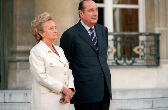 Mais la souffrance de Laurence Chirac est trop lourde à porter. En 1990, elle tente de mettre fin à ses jours en se défenestrant alors que ses parents sont en vacances en Thaïlande. 
